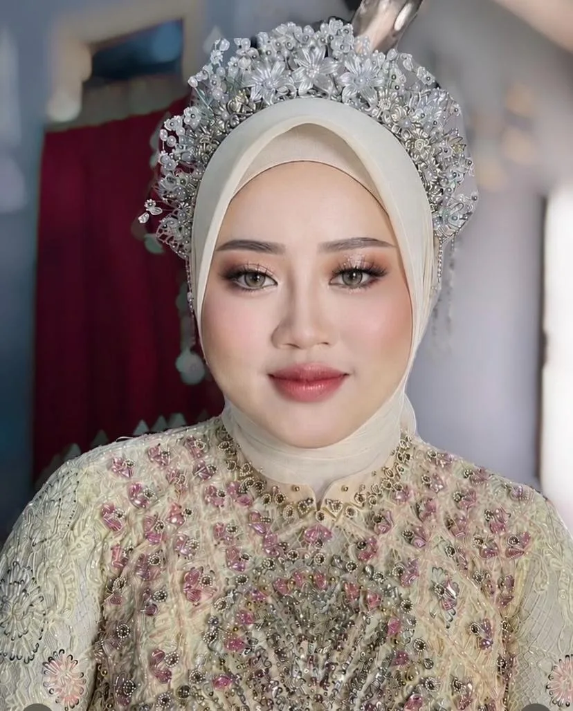Elegant soft glam